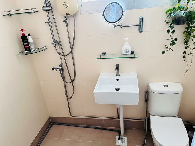 644 Yishun Street 61 HDB Flat For Sale at S$ 695,000 | PropertyGuru Singapore - master room toilet