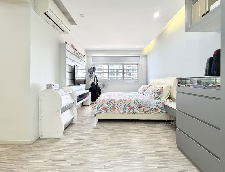 524A Tampines Central 7 HDB Flat For Sale at S$ 950,000 | PropertyGuru Singapore - Bedroom