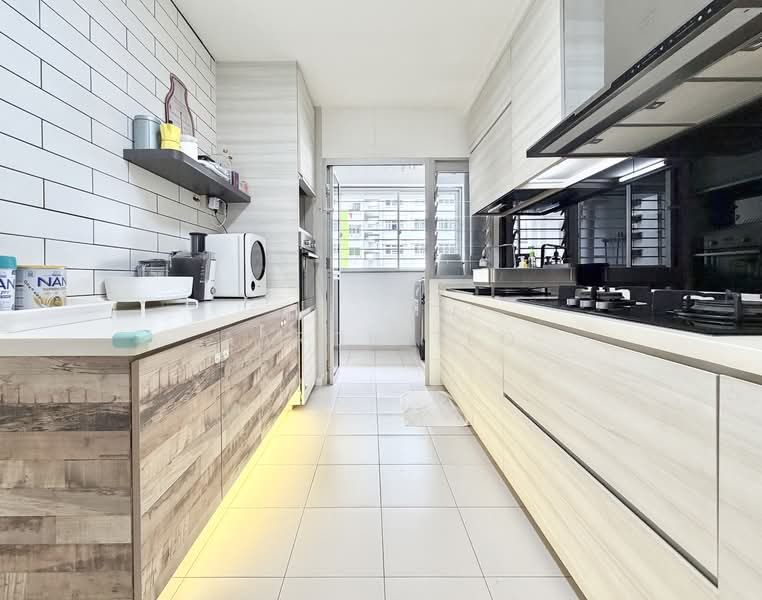 524A Tampines Central 7 HDB Flat For Sale at S$ 950,000 | PropertyGuru Singapore - Kitchen