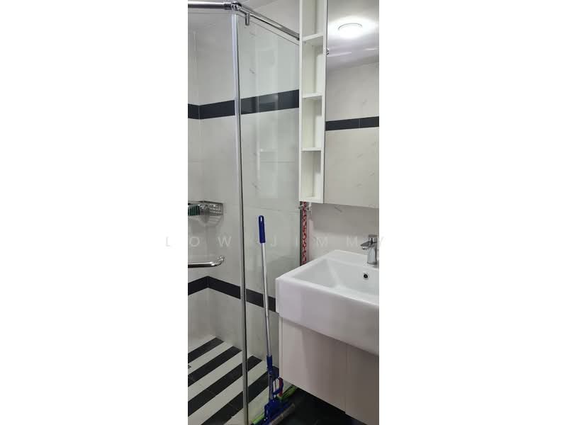 Symphony Suites Condominium For Sale at S$ 1,000,000 | PropertyGuru Singapore - Bathroom
