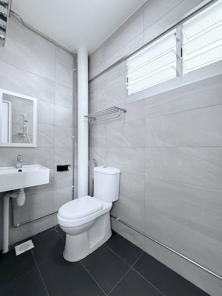 242 Serangoon Avenue 3, 242 Serangoon Avenue 3, 2 Bedrooms, 904 sqft, HDB Flat For Rent, by Sherilyn Tan, 500075765 - Bathroom - PropertyGuru.com.sg