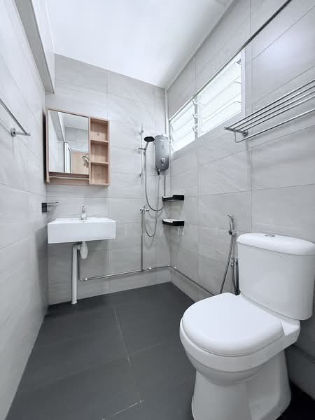 242 Serangoon Avenue 3, 242 Serangoon Avenue 3, 2 Bedrooms, 904 sqft, HDB Flat For Rent, by Sherilyn Tan, 500075765 - Bathroom - PropertyGuru.com.sg