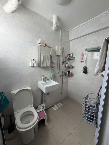 331 Serangoon Avenue 3, 331 Serangoon Avenue 3, 3 Bedrooms, 904 sqft, HDB Flat For Rent, by Huili Koh, 500075778 - Bathroom - PropertyGuru.com.sg