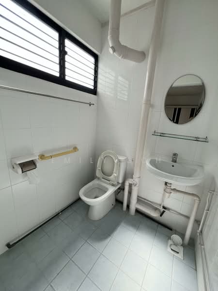 223 Yishun Street 21, 223 Yishun Street 21, 3 Bedrooms, 980 sqft, HDB Flat For Sale, by Emily Goh, 500075802 - Bathroom - PropertyGuru.com.sg