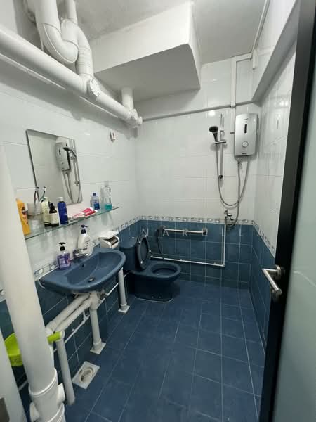 262 Tampines Street 21, 262 Tampines Street 21, 3 Bedrooms, 1,184 sqft, HDB Flat For Rent, by Marc Narulla, 500075822 - Bathroom - PropertyGuru.com.sg