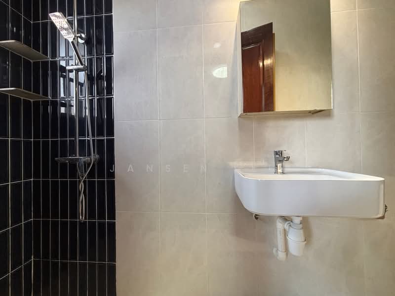 Loyang Villas Terraced House For Sale at S$ 2,700,000 | PropertyGuru Singapore - Bathroom