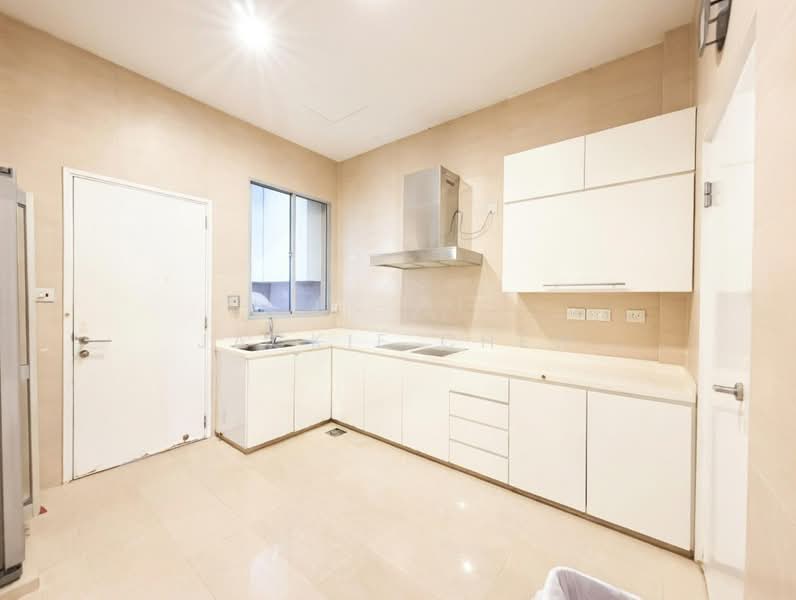 ❤️GIANT⚡️Rare Semi-D at Farleigh Avenue w Pool & Attic Semi-Detached House For Sale at S$ 8,800,000 | PropertyGuru Singapore - Kitchen