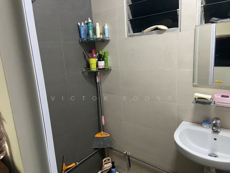 302 Serangoon Avenue 2 HDB Flat For Sale at S$ 500,000 | PropertyGuru Singapore - Bathroom