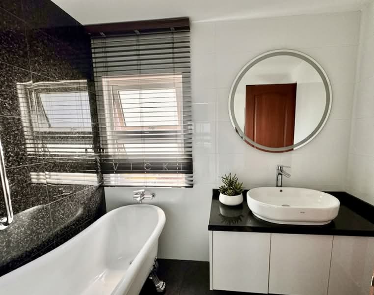 D16. Freehold Semi D. Looks New. Semi-Detached House For Sale at S$ 6,800,000 | PropertyGuru Singapore - Bathroom