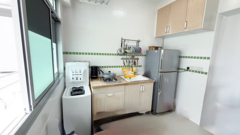 452 Yishun Ring Road HDB Flat For Sale at S$ 390,000 | PropertyGuru Singapore - Kitchen