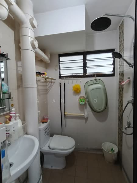 127 Ang Mo Kio Avenue 3 HDB Flat For Sale at S$ 458,888 | PropertyGuru Singapore - Bathroom
