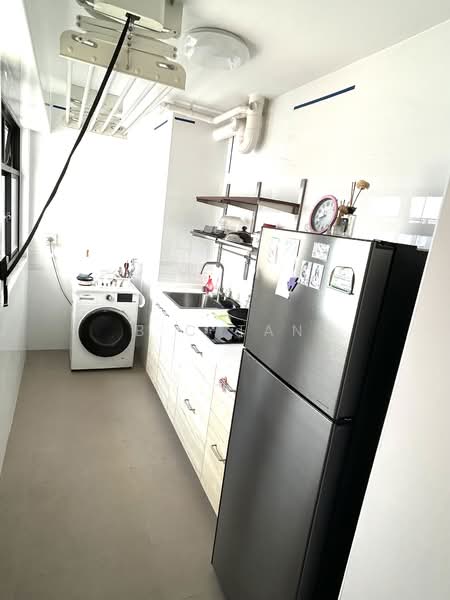 464B Bukit Batok West Avenue 8 HDB Flat For Sale at S$ 438,000 | PropertyGuru Singapore - Kitchen