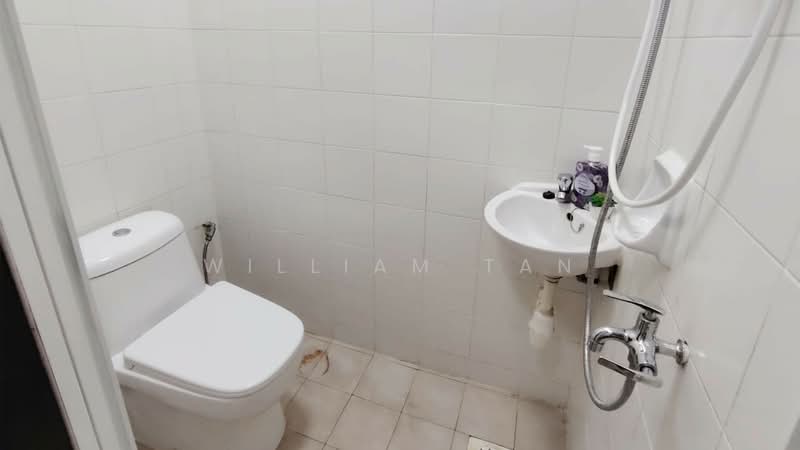 Maple Woods, 985 Bukit Timah Road, Room Rental, 150 sqft, Condominium For Rent, by William Tan, 500076006 - Yard Bathroom - PropertyGuru.com.sg