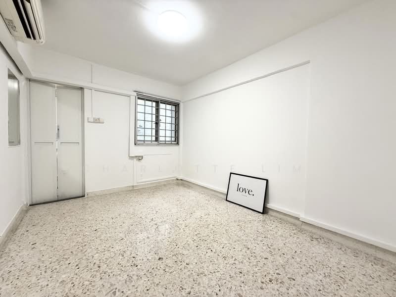 403 Ang Mo Kio Avenue 10, 403 Ang Mo Kio Avenue 10, 2 Bedrooms, 721 sqft, HDB Flat For Rent, by Charlotte Lim, 500076014 - Master bedroom - PropertyGuru.com.sg