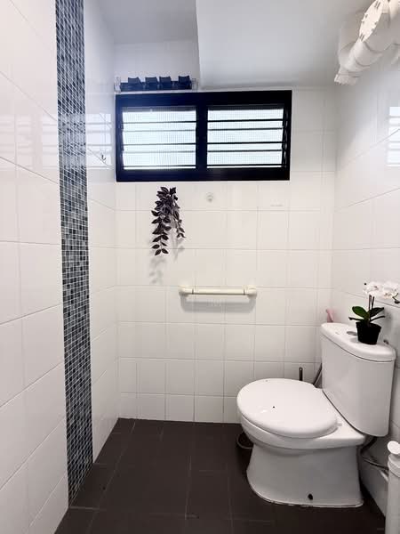 403 Ang Mo Kio Avenue 10, 403 Ang Mo Kio Avenue 10, 2 Bedrooms, 721 sqft, HDB Flat For Rent, by Charlotte Lim, 500076014 - Bathroom - PropertyGuru.com.sg