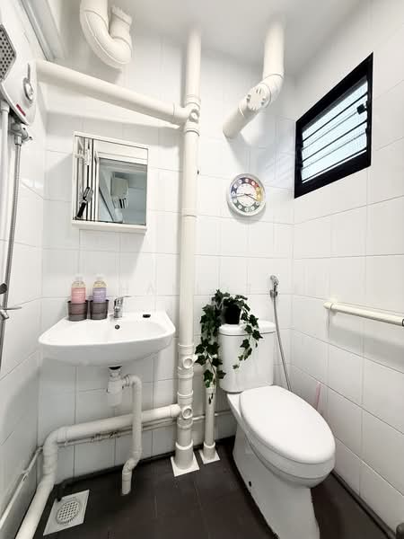 403 Ang Mo Kio Avenue 10, 403 Ang Mo Kio Avenue 10, 2 Bedrooms, 721 sqft, HDB Flat For Rent, by Charlotte Lim, 500076014 - Bathroom - PropertyGuru.com.sg