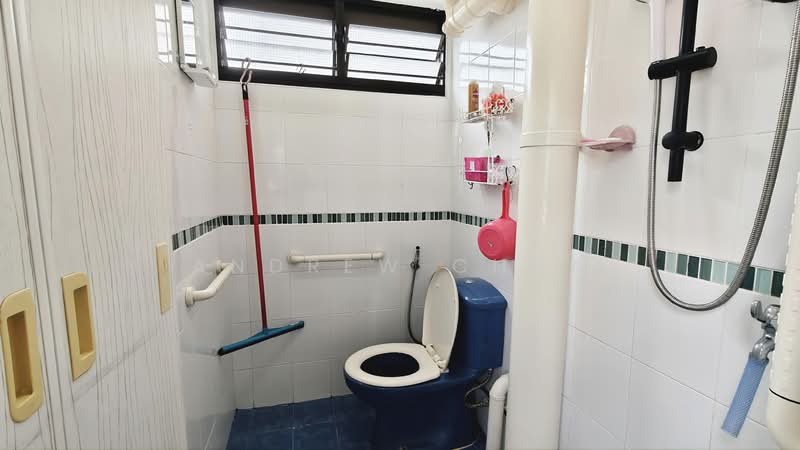429 Clementi Avenue 3 HDB Flat For Sale at S$ 440,000 | PropertyGuru Singapore - Bathroom