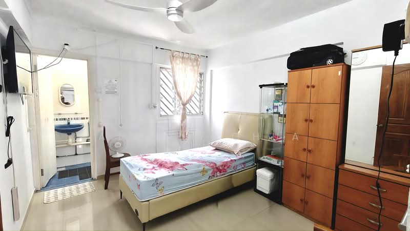 429 Clementi Avenue 3 HDB Flat For Sale at S$ 440,000 | PropertyGuru Singapore - Bedroom