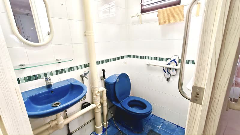 429 Clementi Avenue 3 HDB Flat For Sale at S$ 440,000 | PropertyGuru Singapore - Bathroom