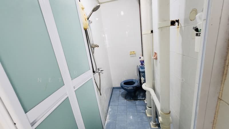 57 Lorong 5 Toa Payoh HDB Flat For Sale at S$ 328,000 | PropertyGuru Singapore - Bathroom