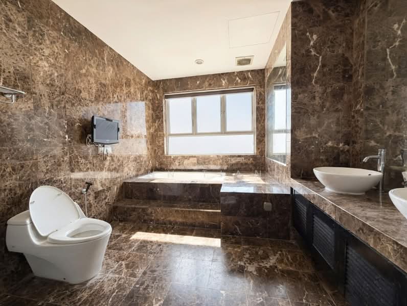 ❤️GIANT⚡️Spacious Luxury Semi-D w Pool, In-Ground Fish Pond & Attic at Serangoon Garden Estate Semi-Detached House For Sale at S$ 8,800,000 | PropertyGuru Singapore - Bathroom