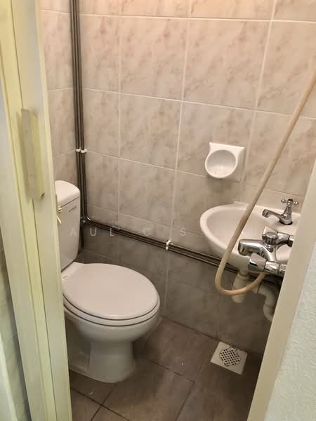 Nineteen Shelford Condominium For Sale at S$ 1,900,000 | PropertyGuru Singapore - Toilet