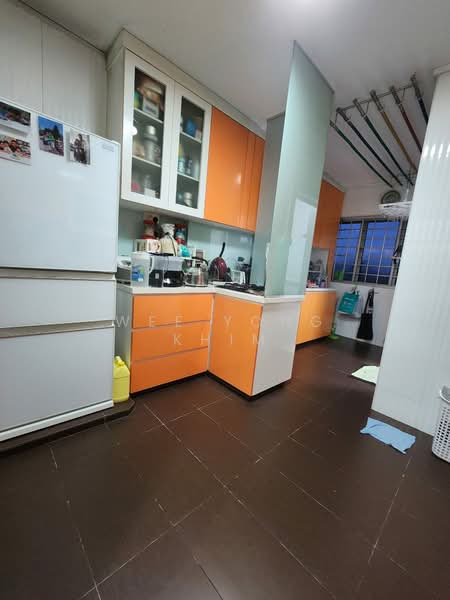 21 Queen's Close HDB Flat For Sale at S$ 900,000 | PropertyGuru Singapore - Kitchen