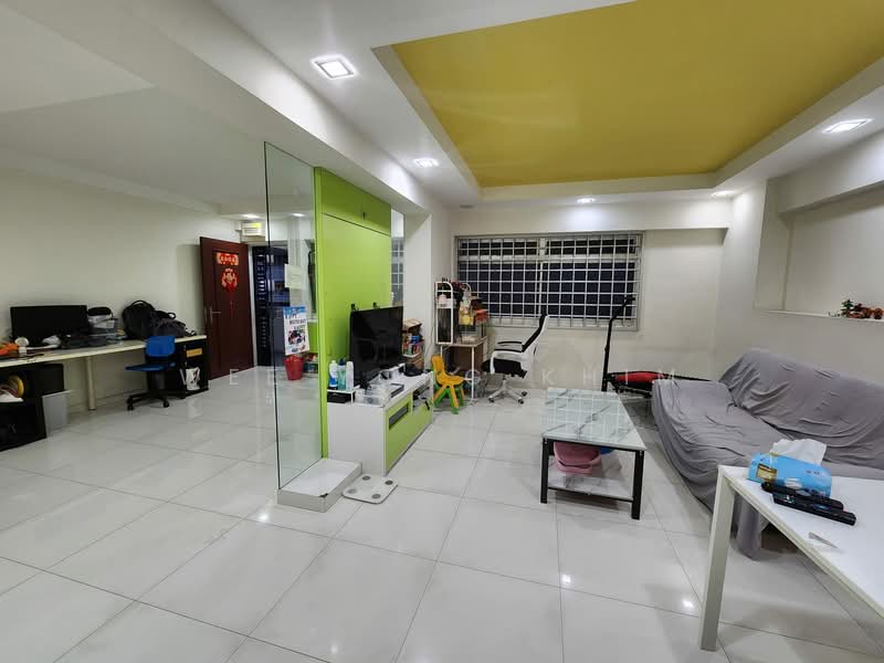 21 Queen's Close HDB Flat For Sale at S$ 900,000 | PropertyGuru Singapore - Living Room