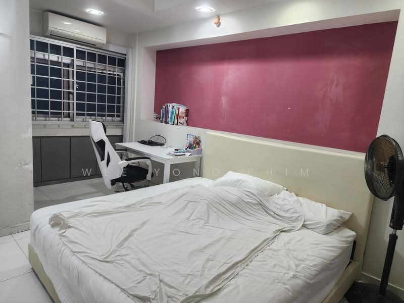 21 Queen's Close HDB Flat For Sale at S$ 900,000 | PropertyGuru Singapore - Bedroom