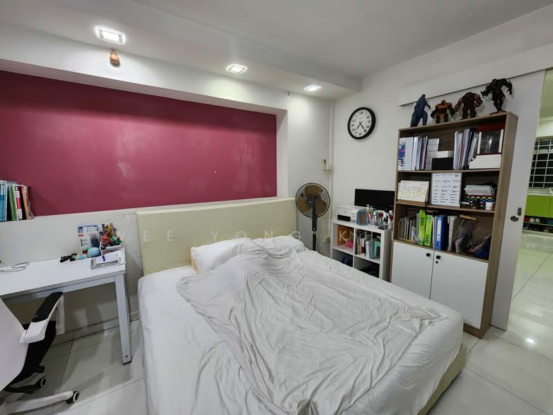 21 Queen's Close HDB Flat For Sale at S$ 900,000 | PropertyGuru Singapore - Bedroom