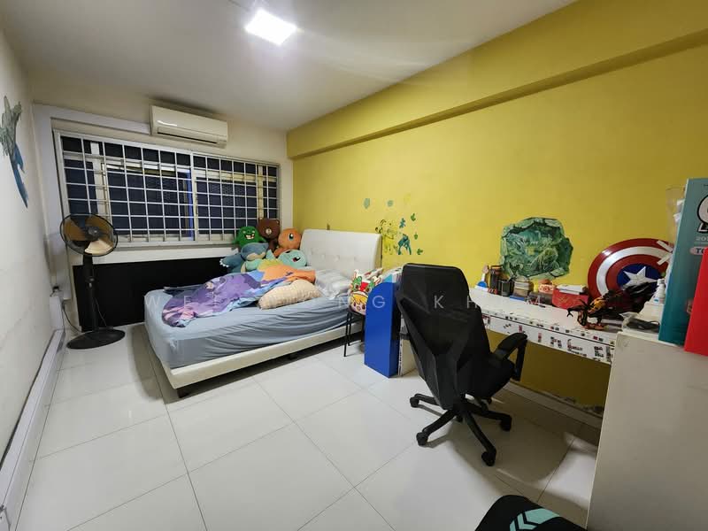 21 Queen's Close HDB Flat For Sale at S$ 900,000 | PropertyGuru Singapore - Bedroom