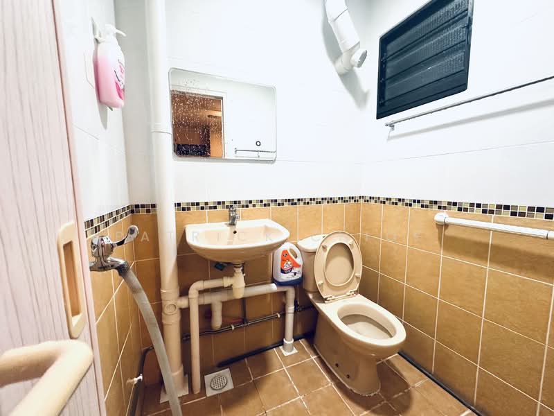 430 Clementi Avenue 3 HDB Flat For Sale at S$ 498,000 | PropertyGuru Singapore - Bathroom