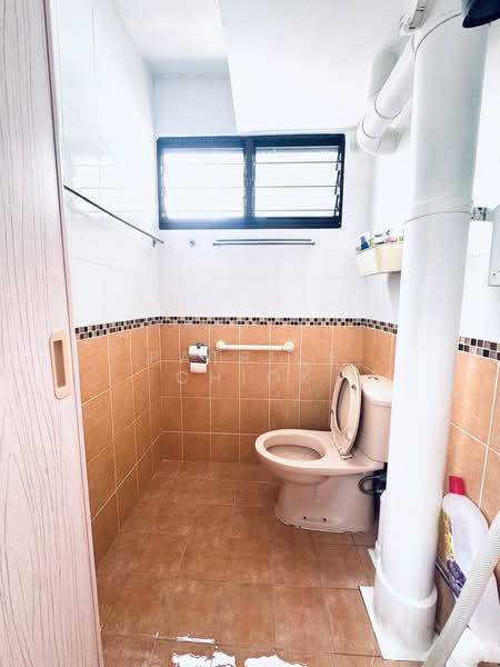 430 Clementi Avenue 3, 430 Clementi Avenue 3, 2 Bedrooms, 721 sqft, HDB Flat For Sale, by Patrick Chiok, 500076237 - Bathroom - PropertyGuru.com.sg