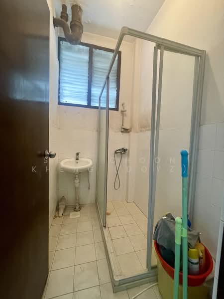 Kai Fook Mansion Condominium For Sale at S$ 1,620,000 | PropertyGuru Singapore - Bathroom
