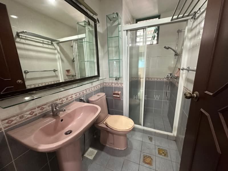 Stratford Court Condominium For Sale at S$ 1,480,000 | PropertyGuru Singapore - Bathroom