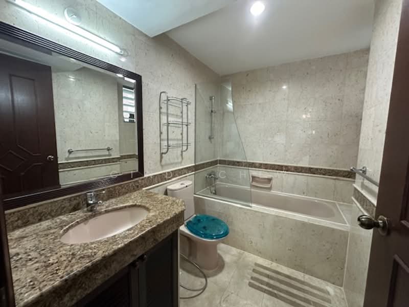 Stratford Court Condominium For Sale at S$ 1,480,000 | PropertyGuru Singapore - Bathroom