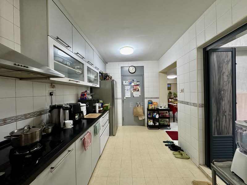 601 Jurong West Street 62 HDB Flat For Sale at S$ 900,000 | PropertyGuru Singapore - Kitchen