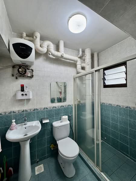 601 Jurong West Street 62 HDB Flat For Sale at S$ 900,000 | PropertyGuru Singapore - Bathroom