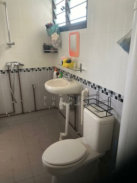 53 Lengkok Bahru, 53 Lengkok Bahru, Room Rental, 903 sqft, HDB Flat For Rent, by Pushpa Lathaa, 500076273 - Bathroom - PropertyGuru.com.sg