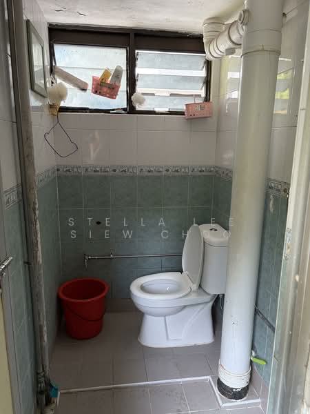 375 Clementi Avenue 4 HDB Flat For Sale at S$ 450,000 | PropertyGuru Singapore - Bathroom