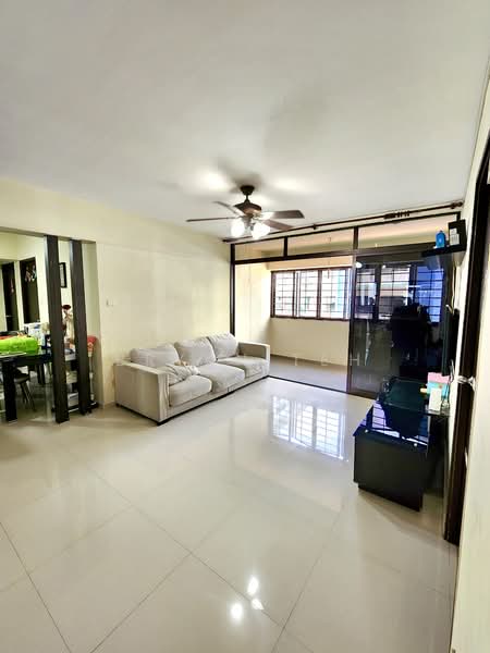 504A Montreal Drive HDB Flat For Sale at S$ 780,000 | PropertyGuru Singapore - Living Room
