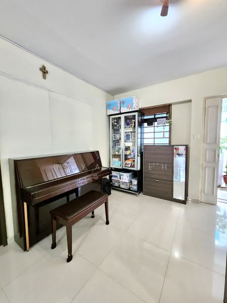 504A Montreal Drive HDB Flat For Sale at S$ 780,000 | PropertyGuru Singapore - Living Room