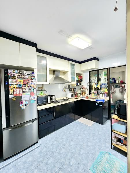 504A Montreal Drive HDB Flat For Sale at S$ 780,000 | PropertyGuru Singapore - Kitchen