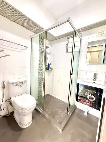 523D Tampines Central 7 HDB Flat For Sale at S$ 838,888 | PropertyGuru Singapore - Common Bathroom