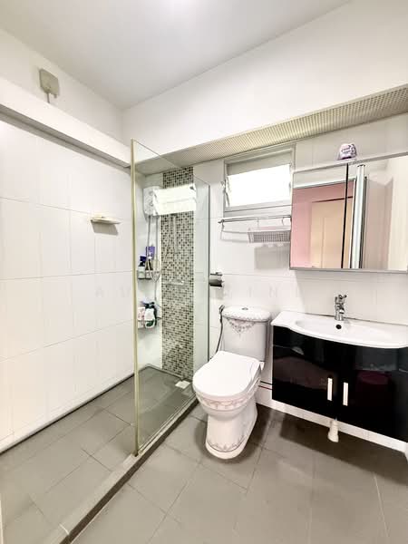 523D Tampines Central 7 HDB Flat For Sale at S$ 838,888 | PropertyGuru Singapore - Master Bathroom