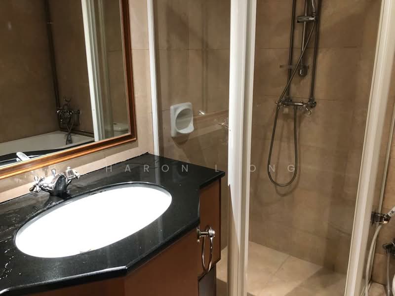 Burlington Square Apartment For Sale at S$ 1,300,000 | PropertyGuru Singapore - Bathroom