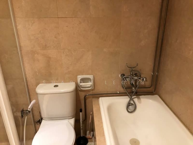 Burlington Square Apartment For Sale at S$ 1,300,000 | PropertyGuru Singapore - Bathroom