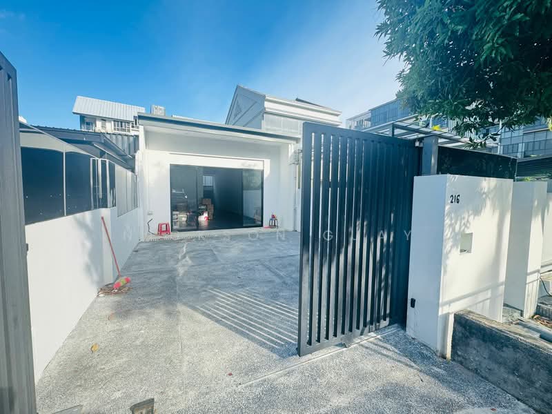 HUGE Master bedroom w/ ensuite toilet for rent! IMMEDIATE MOVE IN, , Room Rental, 400 sqft, Terraced House For Rent, by Nickson Guay, 500076326 - Exterior - PropertyGuru.com.sg