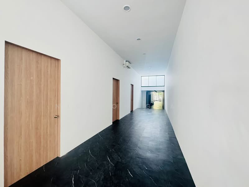 HUGE Master bedroom w/ ensuite toilet for rent! IMMEDIATE MOVE IN, , Room Rental, 400 sqft, Terraced House For Rent, by Nickson Guay, 500076326 - Corridor - PropertyGuru.com.sg