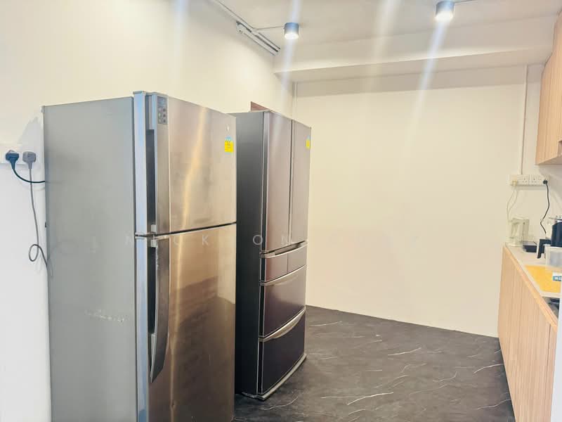 HUGE Master bedroom w/ ensuite toilet for rent! IMMEDIATE MOVE IN, , Room Rental, 400 sqft, Terraced House For Rent, by Nickson Guay, 500076326 - Kitchen - PropertyGuru.com.sg